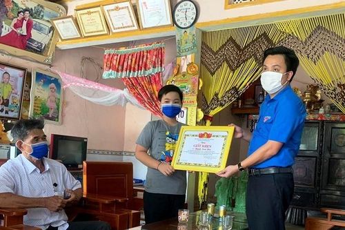 Hành động đẹp của cậu học trò lớp 6 trong mùa dịch COVID - 19