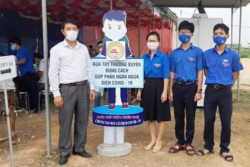 Học sinh Huế tự chế tạo máy rửa tay cảm biến tự động phục vụ cộng đồng
