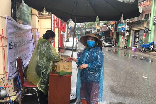 Cân gạo, quả trứng nghĩa tình giúp mẹ nghèo nuôi con có thêm bữa no