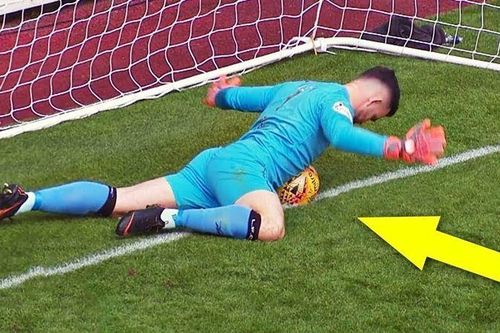 Top 10 thủ môn cứu thua khó tin nhờ 'bàn tay thứ 3'