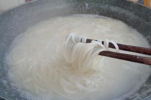 Mẹo bảo quản bún qua đêm ngon dai, không chua