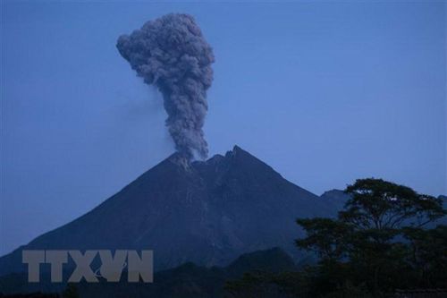 Núi lửa Merapi tại Indonesia lại phun trào cột tro bụi cao tới 3km