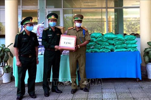 Thừa Thiên - Huế hỗ trợ vật tư y tế và nhu yếu phẩm cho lực lượng vũ trang và nhân dân Lào