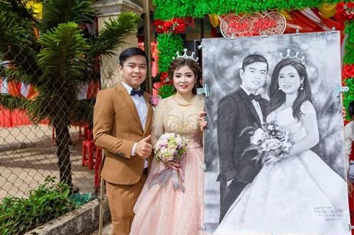 Bạn thân vẽ tranh chân dung cô dâu chú rể làm quà cưới