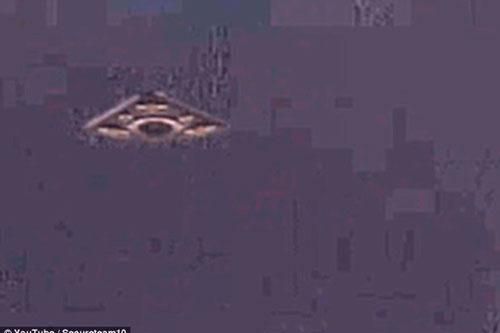Phát hiện UFO trong ảnh chụp tàu Apollo hạ cánh trên Mặt Trăng