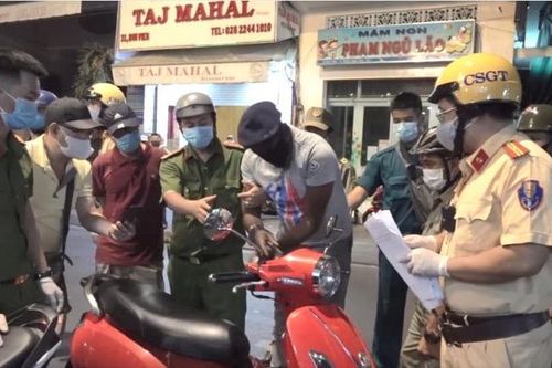 Quận 1 (TPHCM): Bắt giữ người đàn ông ngoại quốc có 27 gói cỏ mỹ trong cốp xe