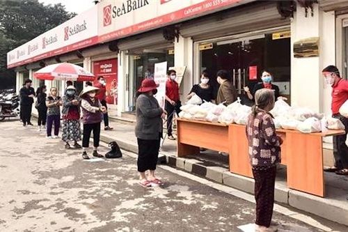 SeABank trao tặng 35,2 tấn gạo cho người nghèo trên toàn quốc