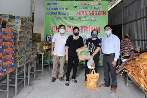 Mặt trận phường Vĩnh Hải trao 113 suất quà cho người nghèo