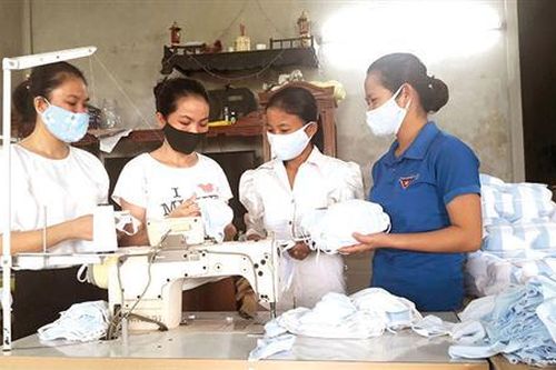 Chống dịch từ chiếc máy khâu