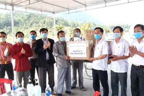 Hướng Hóa: Trao tặng thiết bị y tế cho huyện Sa Muội, tỉnh Salavan