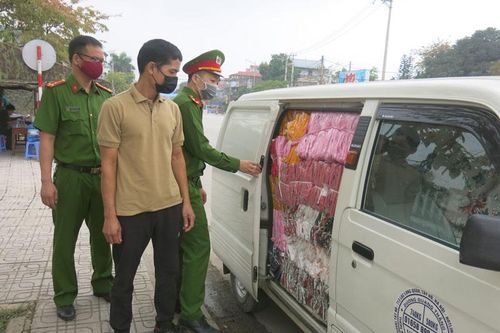 Phát hiện xe chở nhiều quần áo không rõ nguồn gốc, xuất xứ
