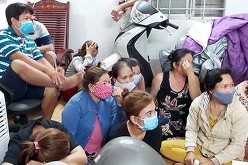 Ổ đánh bài ăn tiền tại căn hộ chung cư có nhiều 'quý bà'