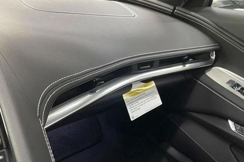 Người dùng bóc mẽ siêu xe Chevrolet Corvette C8 vì... đường kim mũi chỉ