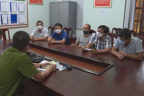 Gara ô tô nghỉ làm, chủ gara tụ tập tổ chức đánh bạc