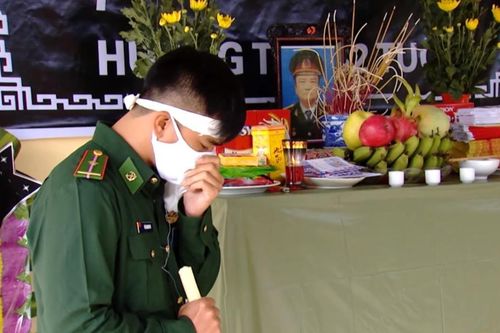 Chàng thiếu úy tiễn biệt cha nơi địa đầu Tổ quốc: 'Cha ơi, hết dịch con về'