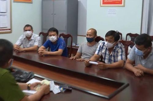 Bắt quả tang nhóm người đánh bạc trong gara ô tô ở Đắk Lắk