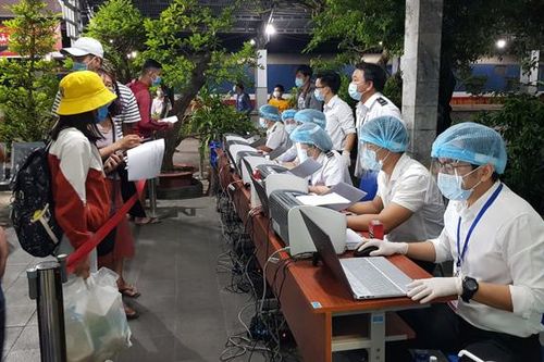 Ngày đầu thực hiện xét nghiệm nhanh Covid-19 với hành khách đến ga Sài Gòn