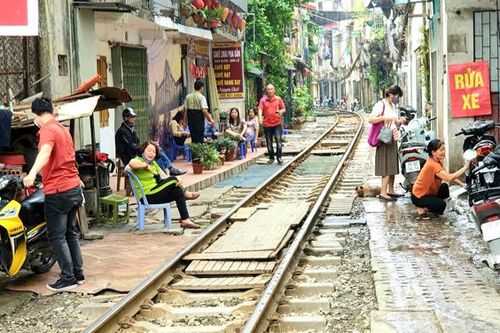 Hàng quán, dịch vụ không thiết yếu ngang nhiên mở cửa trở lại