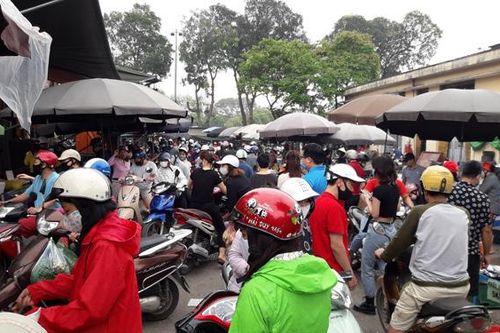 Lượng người ra đường giảm, hàng quán hoạt động mạnh hơn