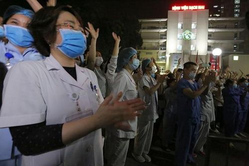 Làm rõ việc tụ tập đông người, không đeo khẩu trang ở bệnh viện Bạch Mai