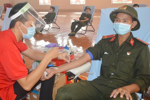 Hơn 400 công an hiến máu cứu người