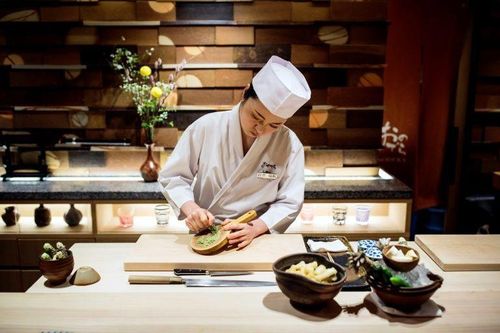 Phụ nữ Nhật Bản vượt định kiến 'bàn tay ấm' để trở thành đầu bếp sushi