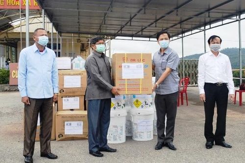 Tặng vật tư y tế giúp Lào phòng, chống dịch Covid-19