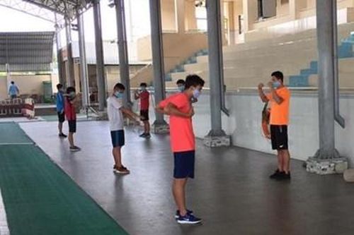 Vẫn vui khi 'cấm trại'