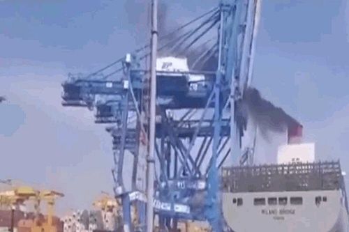 Tàu chở container tông sập cần cẩu tại Hàn Quốc