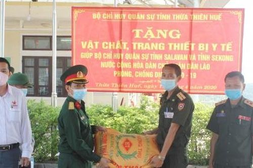 Trao tặng trang thiết bị y tế để đất nước bạn Lào phòng, chống dịch Covid-19