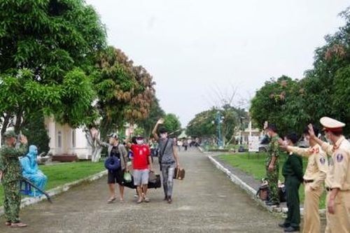 Hàng trăm công dân hoàn thành cách ly tập trung tại Hà Tĩnh, Nghệ An
