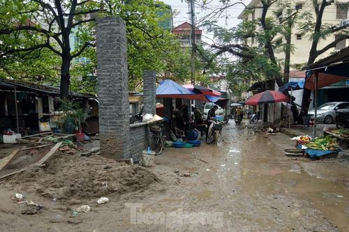 Xử lý dứt điểm tình trạng rác chất đống, bốc mùi ở chợ Hà Nội