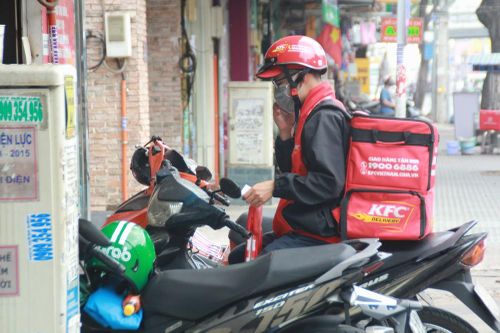 Những người vẫn ra đường làm việc ngày giãn cách xã hội