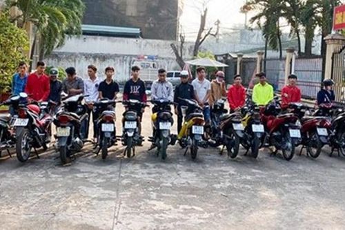 Cảnh sát cơ động phải cưa chân khi ngăn nhóm đua xe trái phép