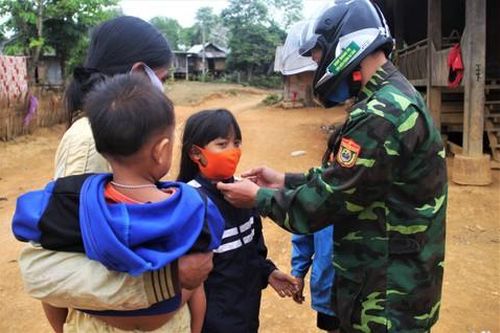 Biên phòng 'gõ cửa từng nhà' phát khẩu trang phòng dịch