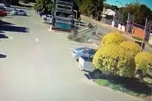 Ô tô cảnh sát phanh gấp, lộn nhiều vòng, văng trúng 2 người