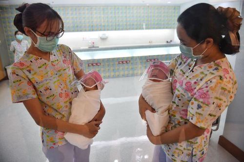 Bệnh viện Thái Lan trang bị nón ngăn giọt bắn mini cho trẻ sơ sinh
