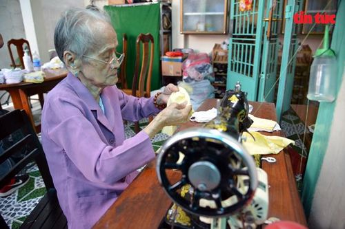 97 tuổi, Mẹ Việt Nam Anh hùng vẫn may khẩu trang tặng người nghèo chống dịch COVID-19