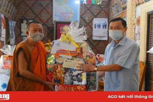 Phó Bí thư Thường trực Tỉnh ủy An Giang Võ Anh Kiệt thăm, chúc Tết Chol Chnam Thmay đồng bào dân tộc thiểu số Khmer
