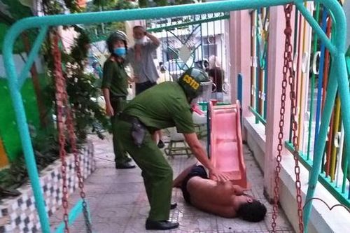 Mâu thuẫn với bạn gái, nam du khách người Ấn Độ nhảy lầu