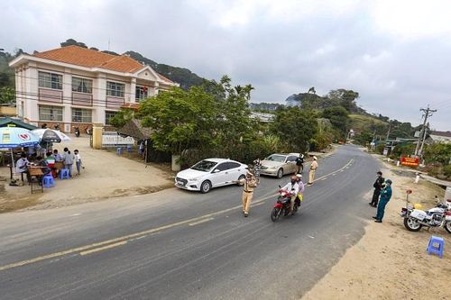 Căng mình thực thi nhiệm vụ tại các chốt kiểm soát dịch bệnh Covid-19