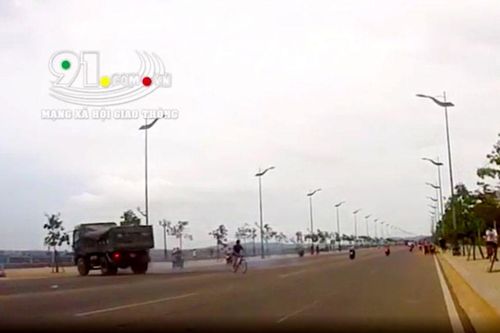 Pha drift 'thần thánh' của tài xế xe tải cứu xe đạp đột ngột sang đường