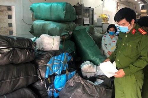 Quản lý thị trường Hà Nội: Phát hiện tụ điểm tập kết sản phẩm, vật tư y tế có dấu hiệu bất thường