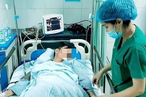 Thợ mộc bị thanh gỗ đâm xuyên bụng