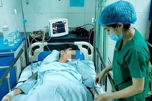 Cứu sống bệnh nhân bị gỗ đâm thủng 9 lỗ ruột non