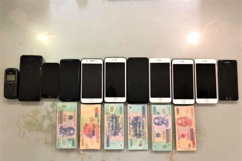 Hà Nội tạm giữ hình sự nhóm đánh bạc trong đợt cách ly xã hội