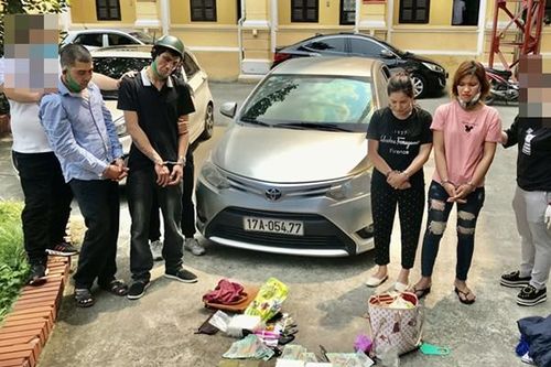 Bắt nhóm đối tượng có bình xịt hơi cay và kiếm, vận chuyển ma túy qua chốt kiểm dịch Covid-19