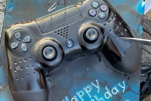 Bánh sinh nhật hình tay cầm PlayStation cực 'độc' của sao tuyển Anh