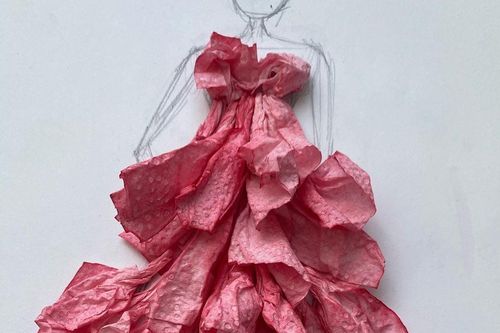 Dùng cánh hoa tàn, giấy bạc tham gia trào lưu của Alexander McQueen