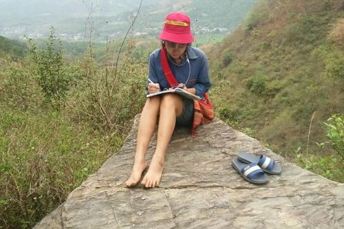 Nữ sinh leo đồi 4 km mỗi ngày để học online